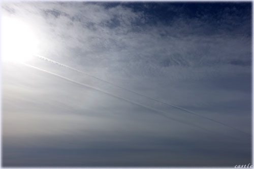 二本の飛行機雲