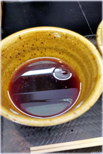 なぜ蕎麦にラー油を入れるのか。