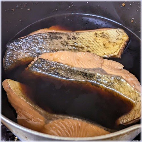 秋鮭を煮る